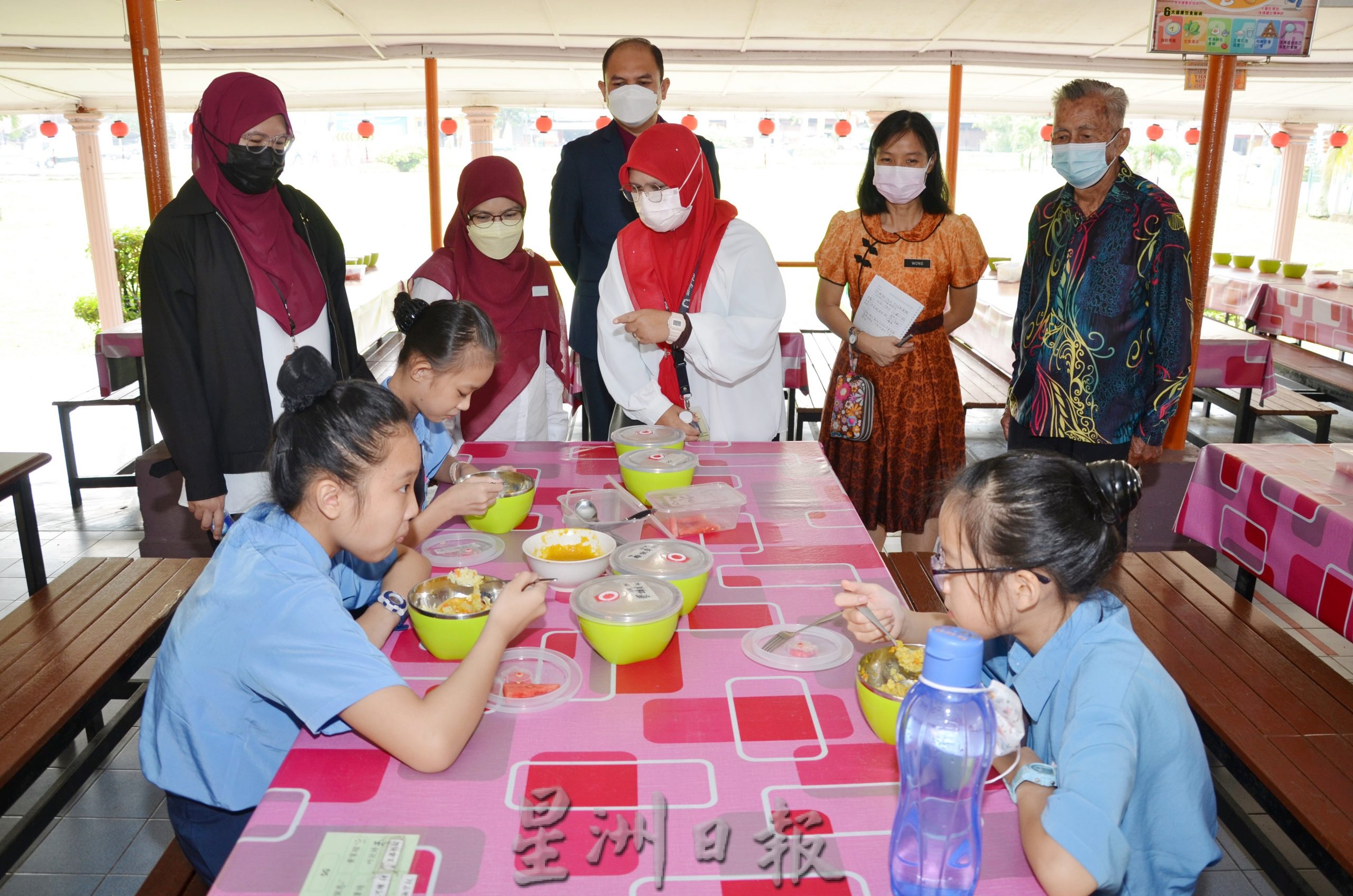 NS芙蓉/卫生部18名食物营养师，到芙蓉万茂新村华小进行营养餐考察与实习活动