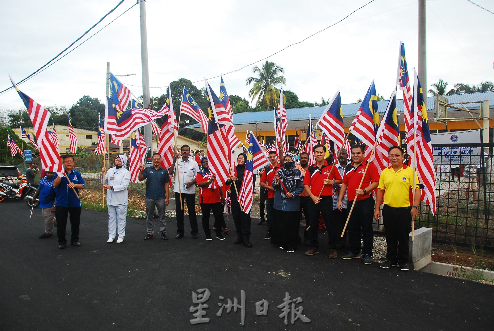 NS马口:榕吉大马一家委员会主办国庆日游行活动，数百名学生村民参与