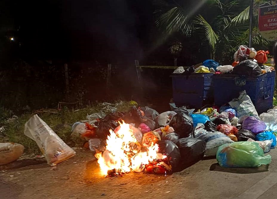 NS马口:榕吉路边垃圾堆，有人乱丢垃圾后顺手点火燃烧