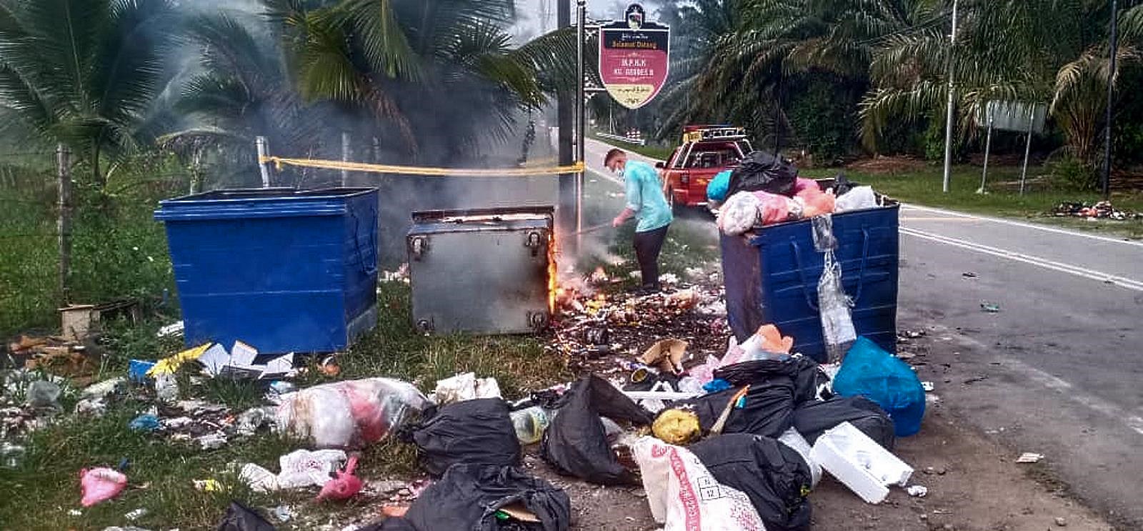 NS马口:榕吉路边垃圾堆，有人乱丢垃圾后顺手点火燃烧