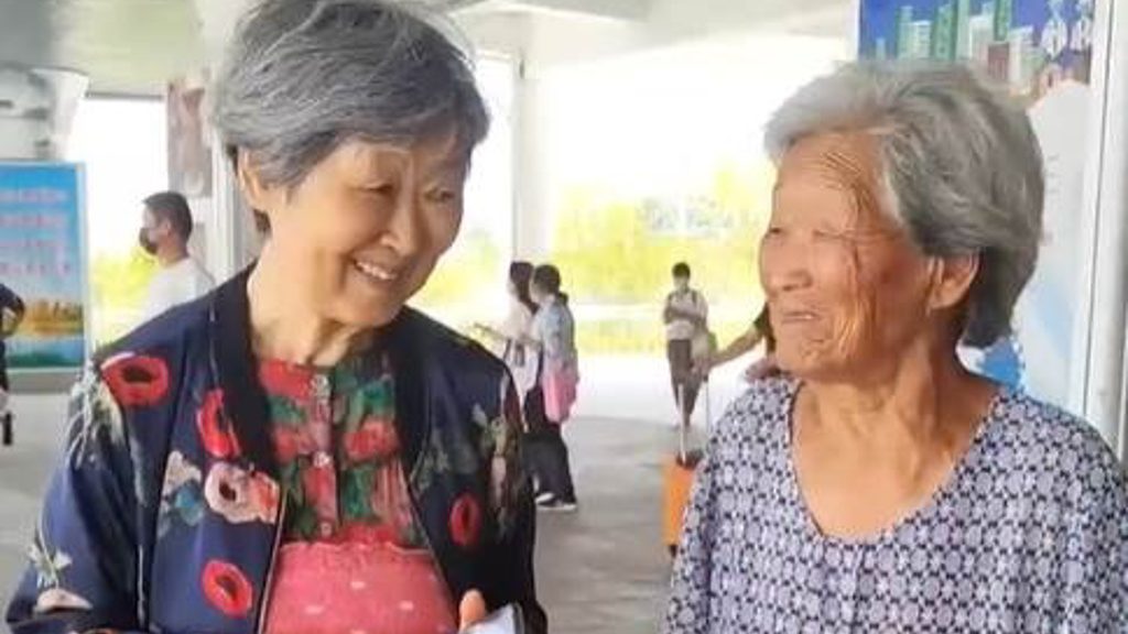 104岁母亲车站接人！77岁女儿小跑步奔向她 网全看哭