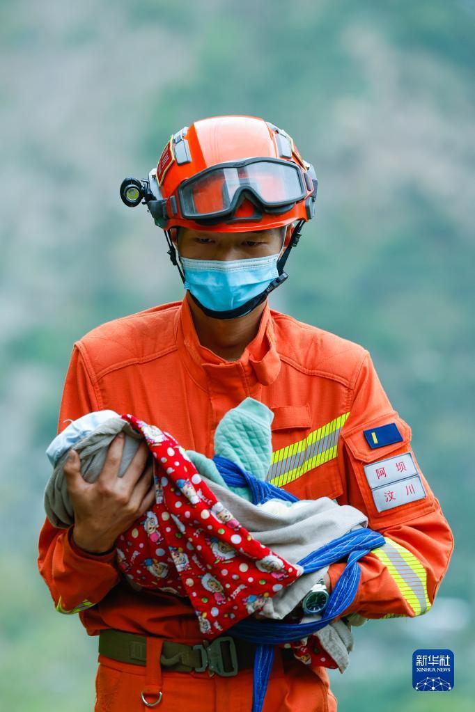 14年前汶川地震获救 今当上消防员赴泸定救出一婴儿