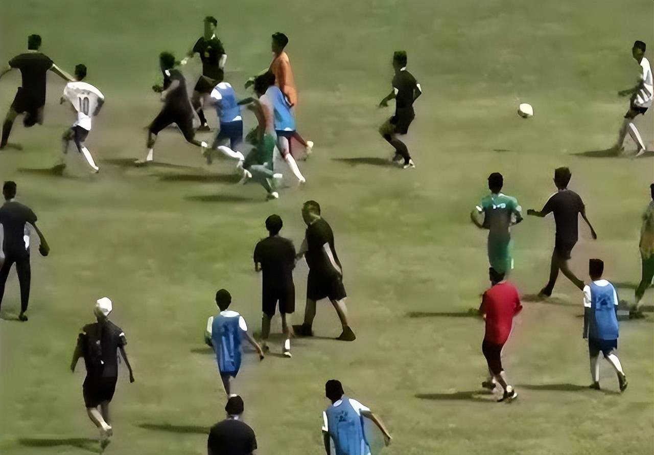 15岁球员群起追打裁判  中国足球再蒙羞