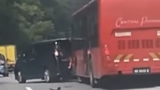 疑故障大道横冲直撞 巴士酿11车连环车祸