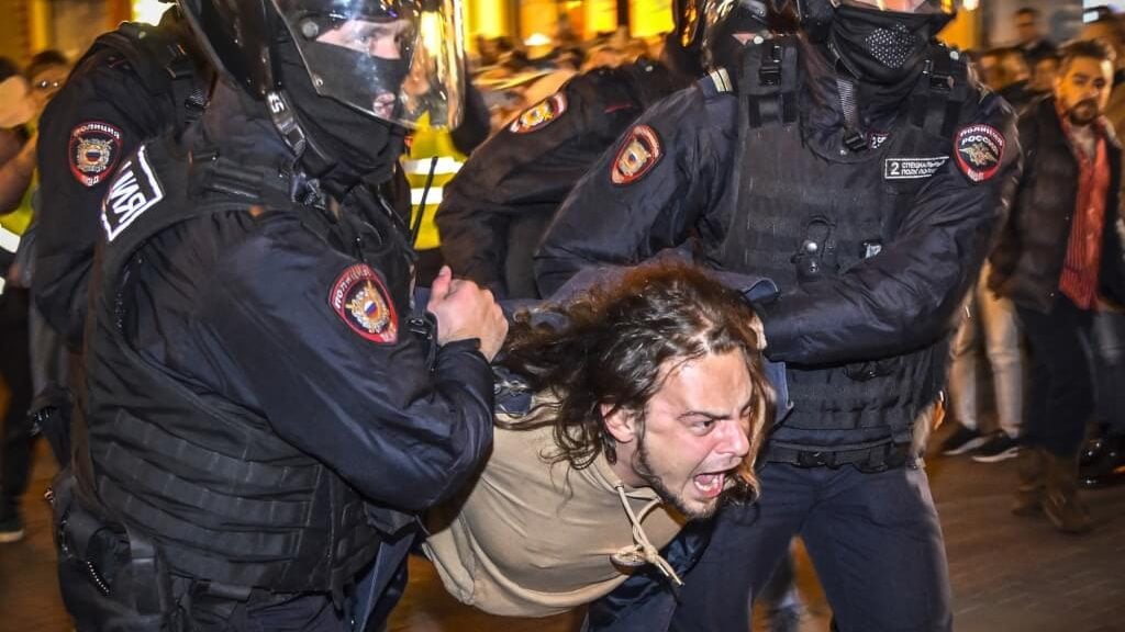 俄罗斯全国38城市反动员示威 　逾1300人被捕