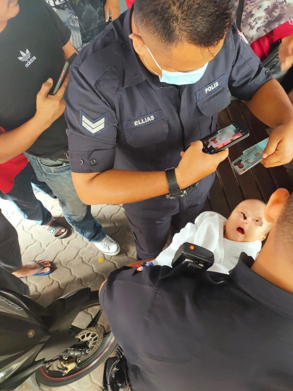 2个月大女婴被装在环保袋丢弃·民众发现救女婴一命