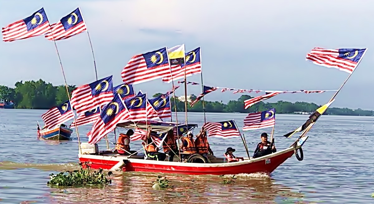 30船只挂国旗游行 齐心捞垃圾清河