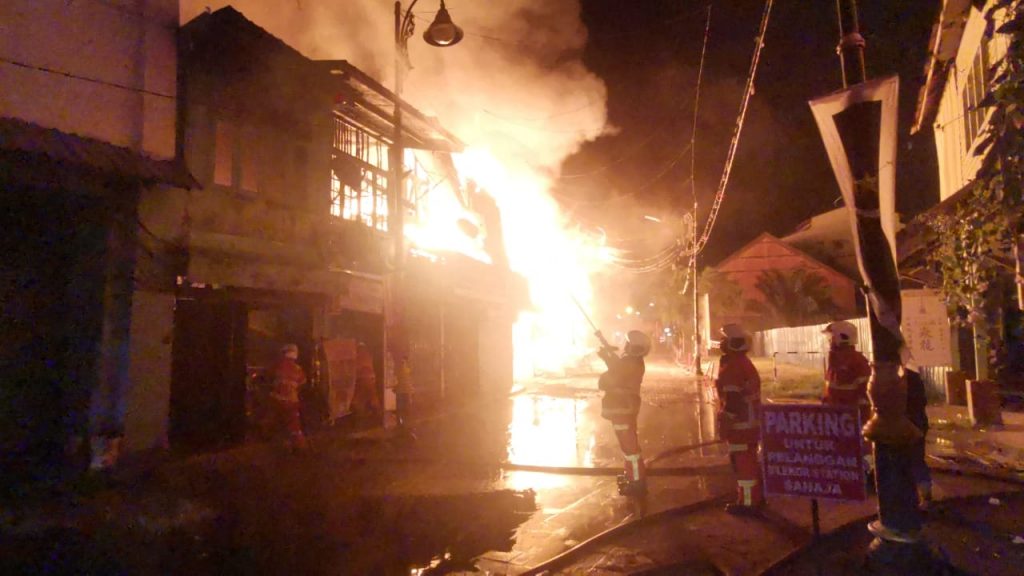 瓜登唐人街木板店屋起火 蔓延至隔壁5店面