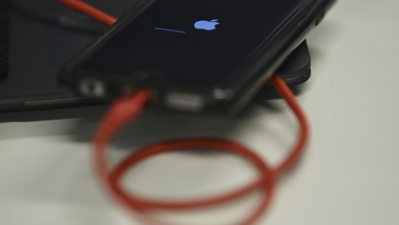 巴西下令苹果 禁售不配充电器iPhone