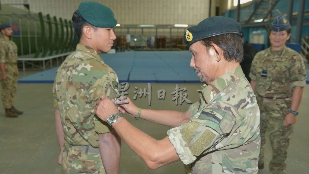 完成英军基本跳伞课程． 苏丹颁王子伞兵勋章