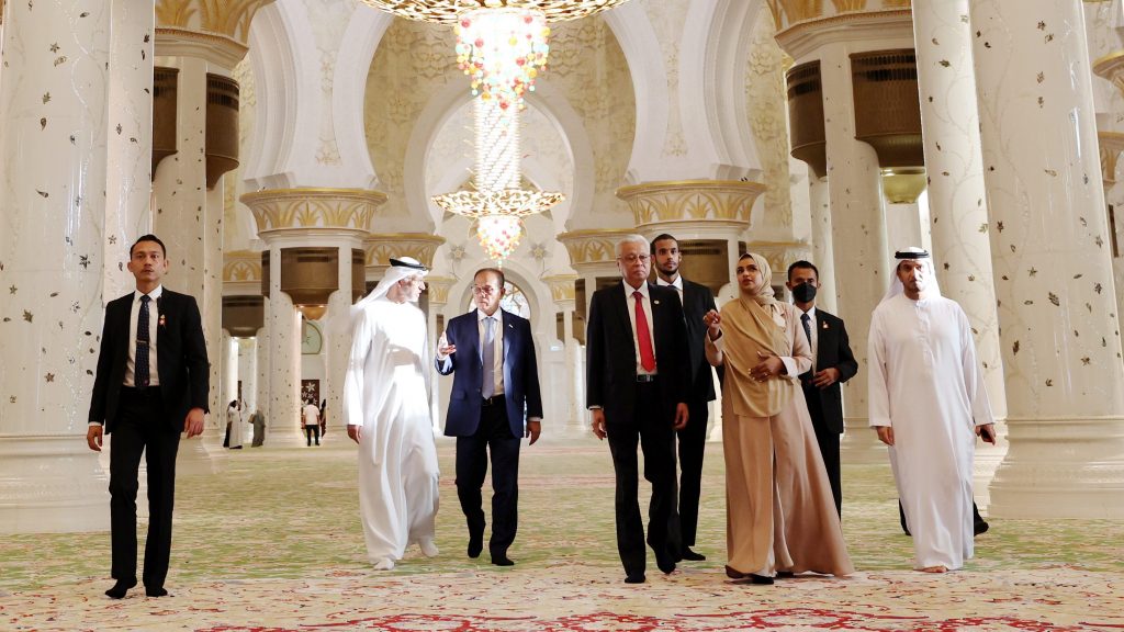 在阿联酋阿布扎比访问  首相参观世界最大清真寺