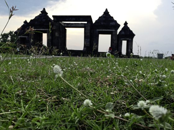 Ratu Boko建筑群由寺庙、微型寺庙、觐见殿（pendopo）、方形石结构（Paseban）、Kaputren和沐浴场组成。(photo:SinChew)