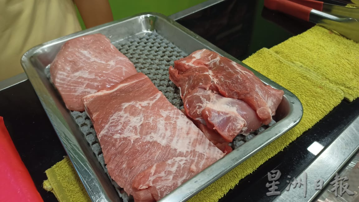 东01：猪肉涨价加上九皇爷诞善信多茹素，猪肉销量下跌30%。