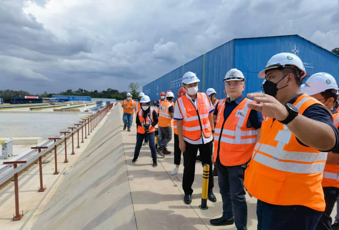 东02：交通部长拿督斯里魏家祥昨天下午在丹州参观了东铁项目位于巴西富地的混凝土制梁场。