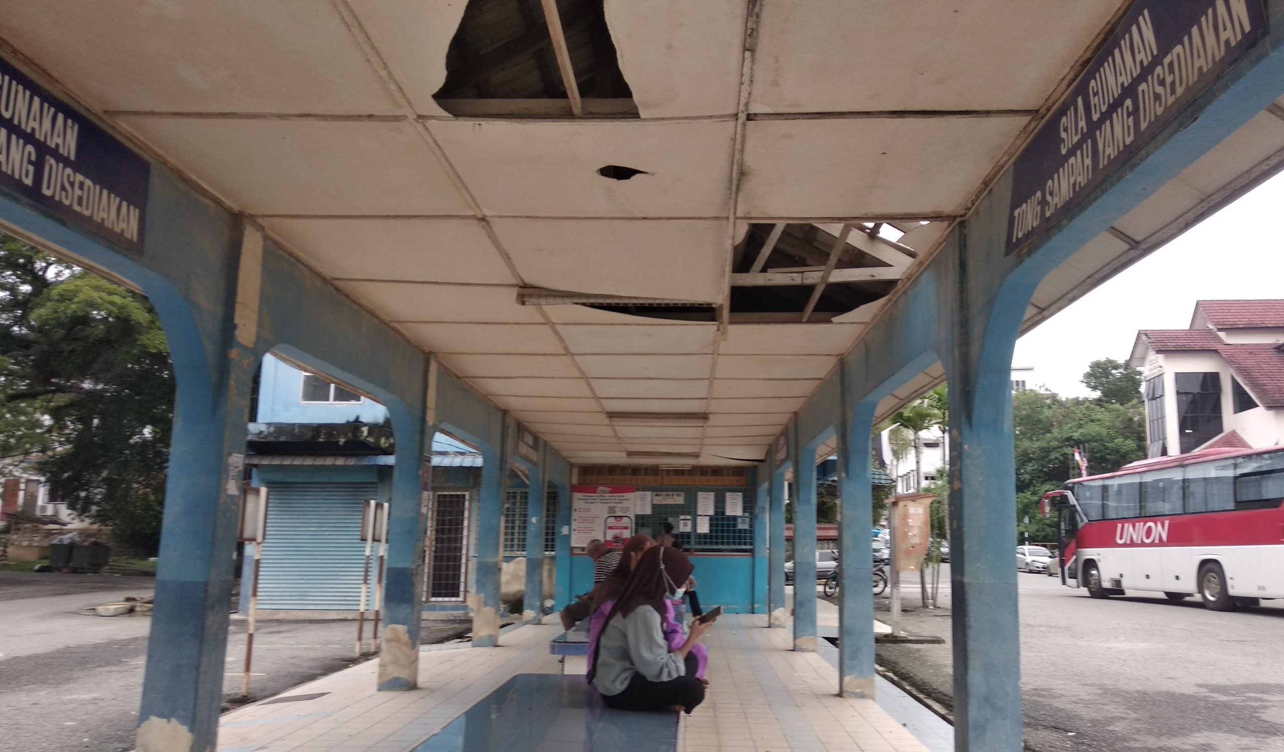 东05：文德甲巴士站屋顶瓦片和天花板破损不堪，发生漏水事故，未获有关当局维修。