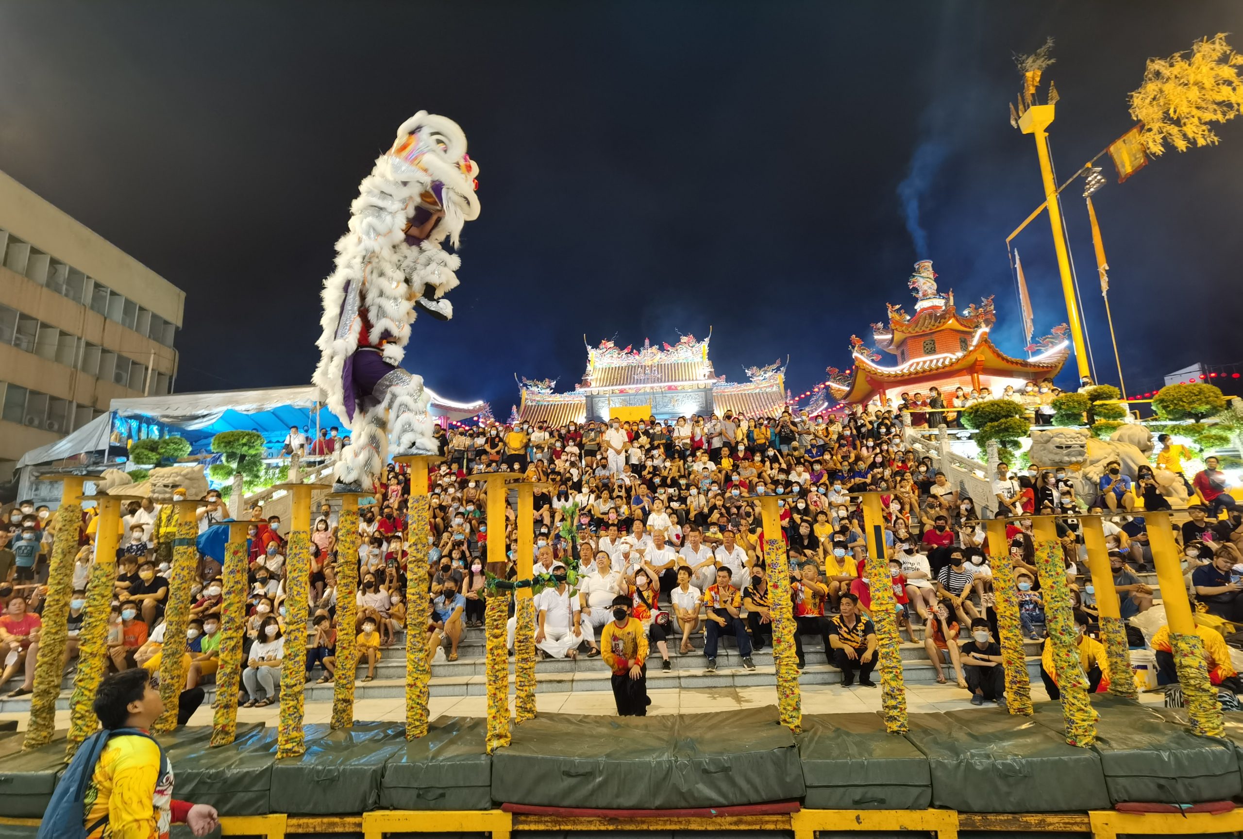 东：关丹斗母宫庆祝成立56周年及九皇大帝千秋宝诞，邀得西澳中华会馆龙狮团贺寿。