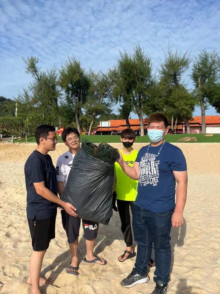 关丹荣恩堂30少年清理沙滩垃圾表达爱国精神。