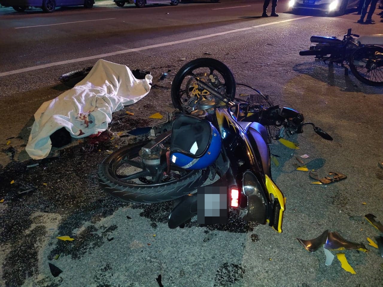 东：哥市华卡士丹今日午夜时分发生1辆车和2辆摩托车相撞的死亡车祸，一名16岁的无牌骑摩托车的男学生当场丧生，另一名14岁的无牌骑士则受伤入院。