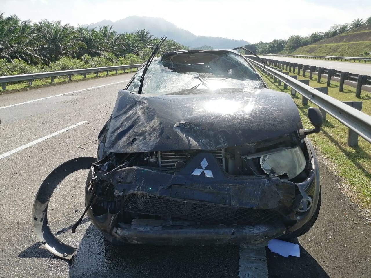 四轮驱动车失控翻覆，33岁承包司机商当场丧命。