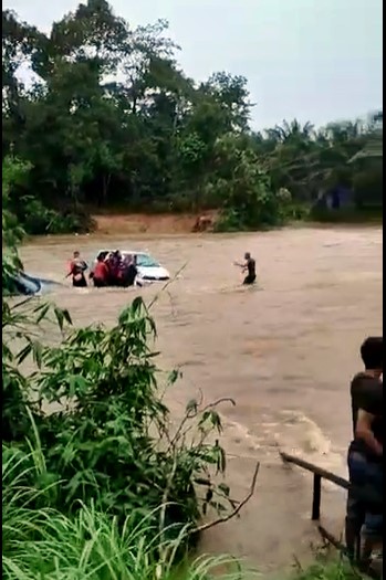 东：山洪暴发，32名在瀑布野餐的大人小孩被困，2辆轿车更被湍急的洪水冲走，所幸没有造成伤亡。