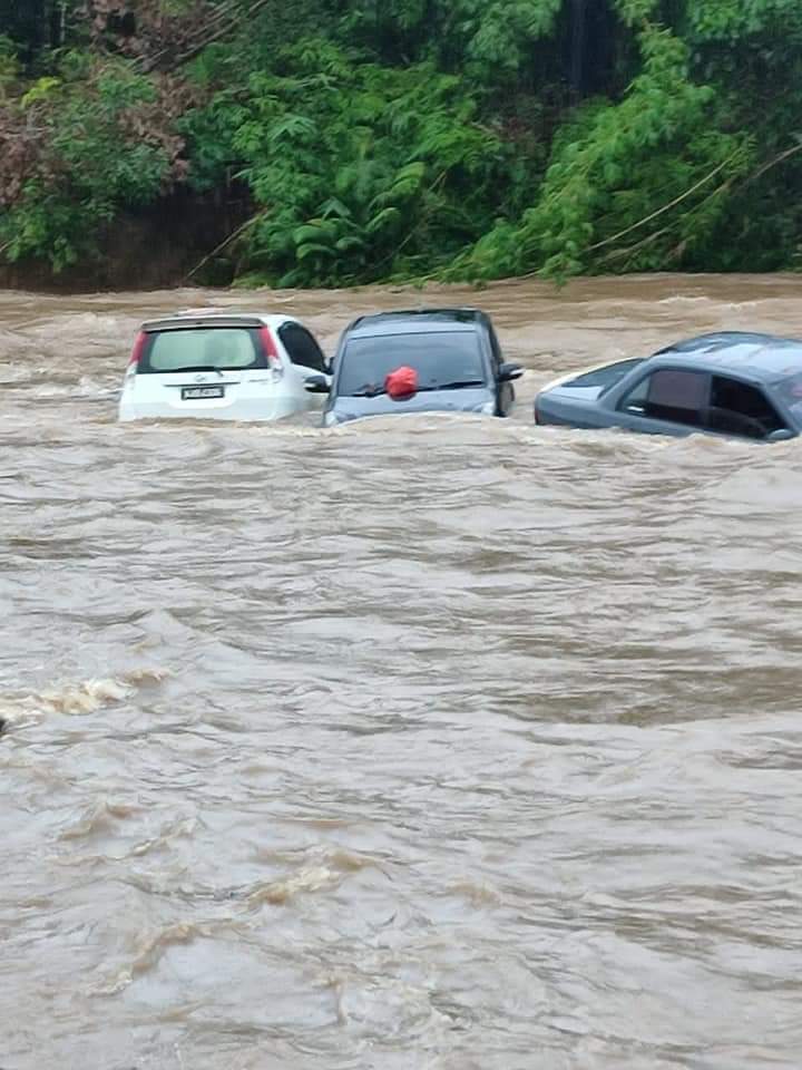 东：山洪暴发，32名在瀑布野餐的大人小孩被困，2辆轿车更被湍急的洪水冲走，所幸没有造成伤亡。