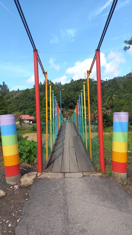东：林明第二条吊桥化身“彩虹吊桥”，与彩虹瀑布相映成趣，吸引游客目光。