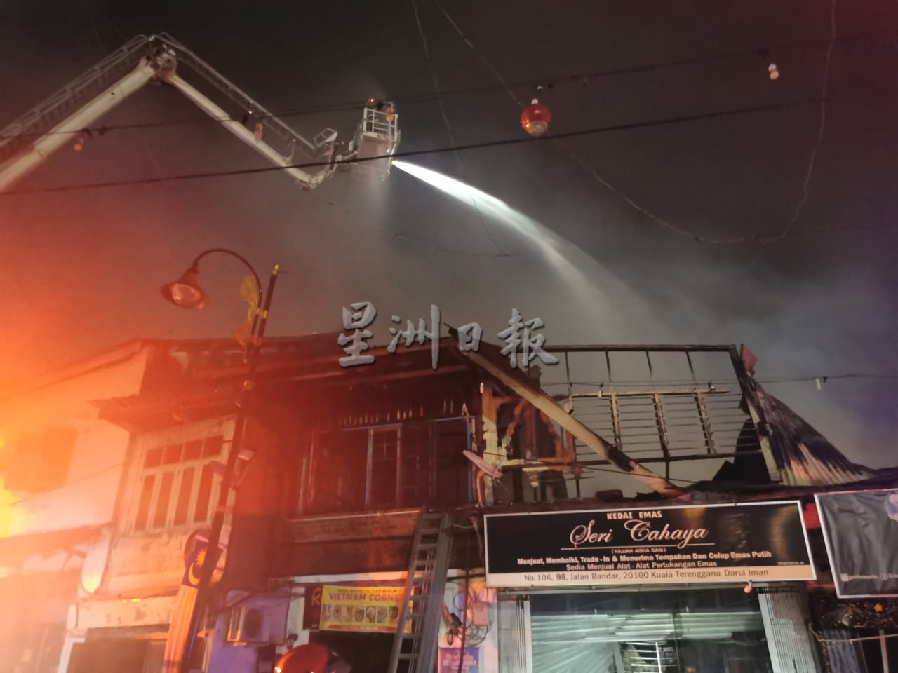 东：火魔来访，瓜登唐人街12间屋龄超过60年的店屋被大火烧毁