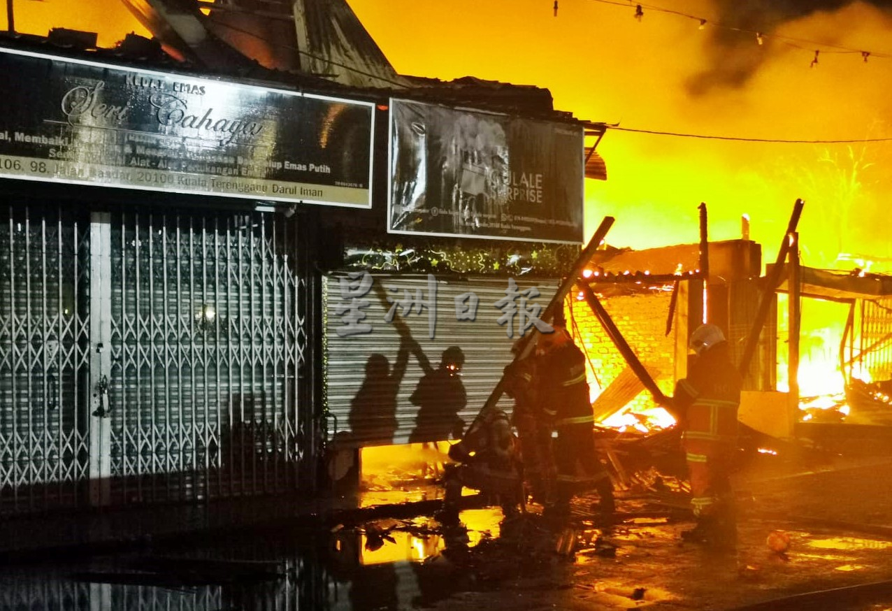 东：火魔来访，瓜登唐人街12间屋龄超过60年的店屋被大火烧毁