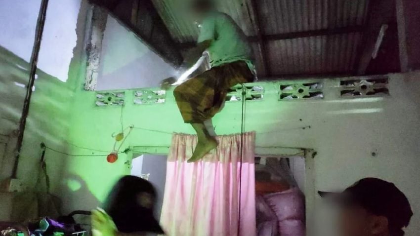 宗教局官员上门取缔  偷情老翁图爬天花板逃 