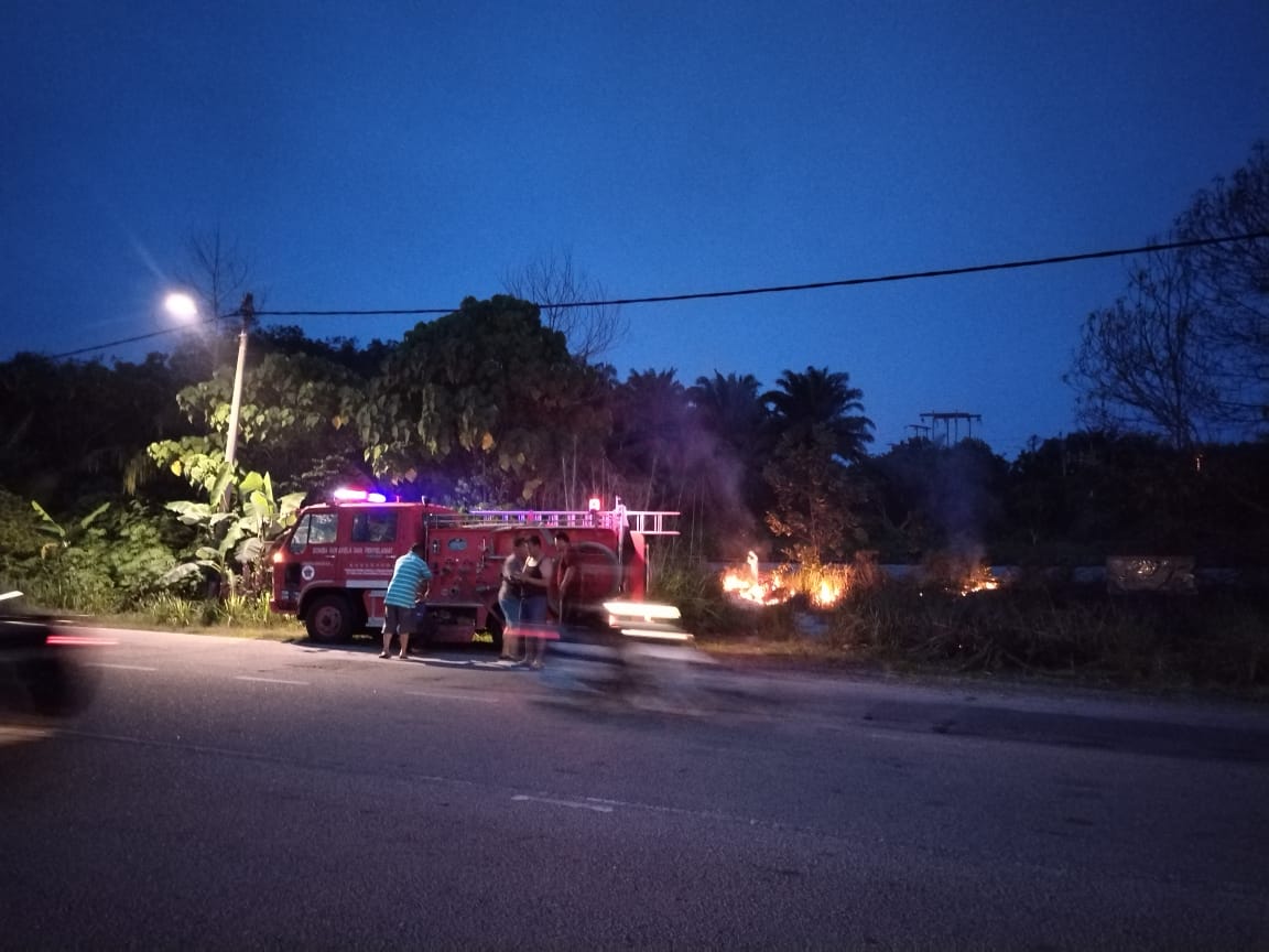 东：金马扬路旁野草及香蕉树无故起火，金马扬自愿消防队队员赶到及时灭火。