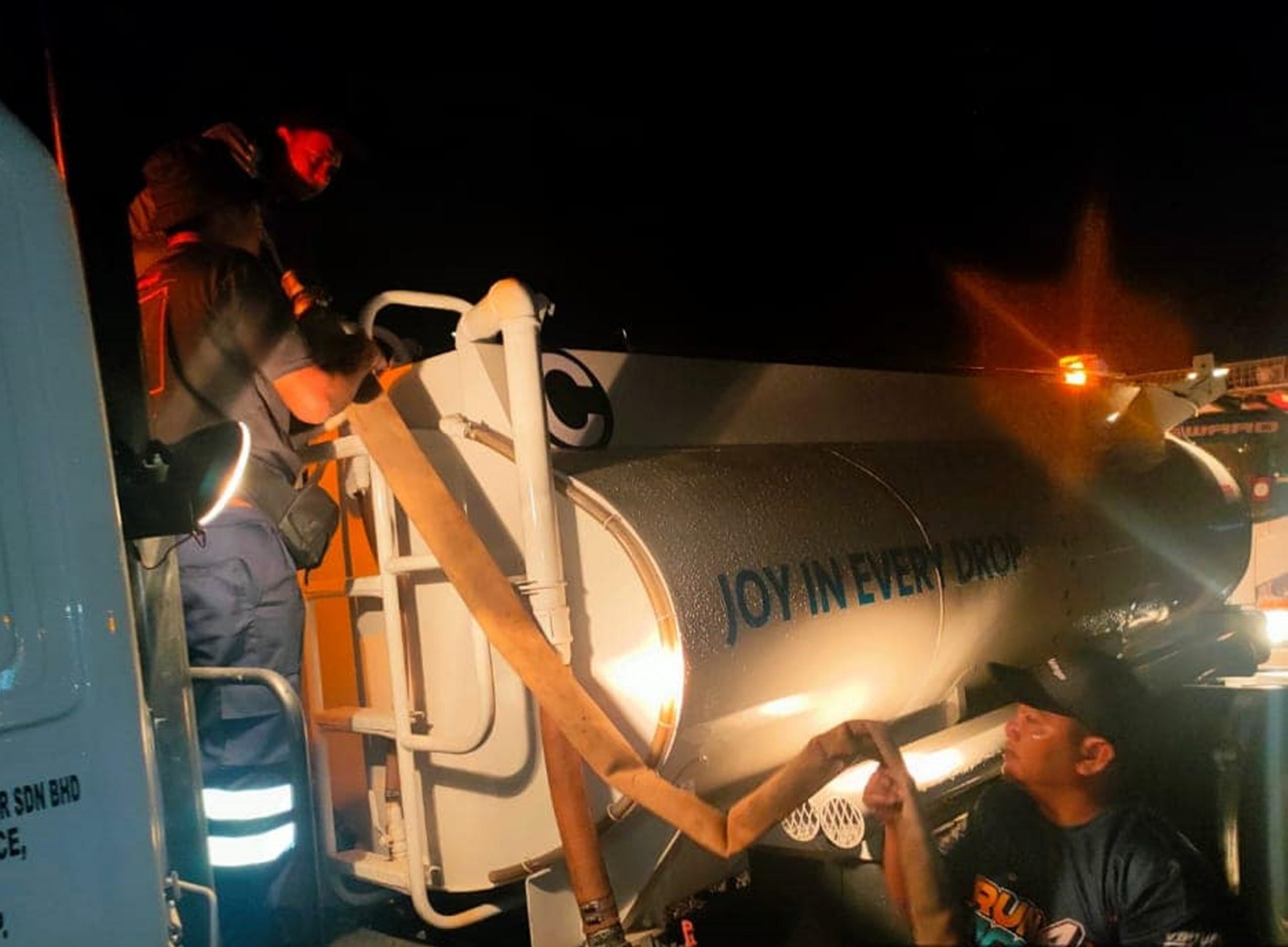 东：PAIP：全国各地调动水槽车支援关丹应付大48小时制水。