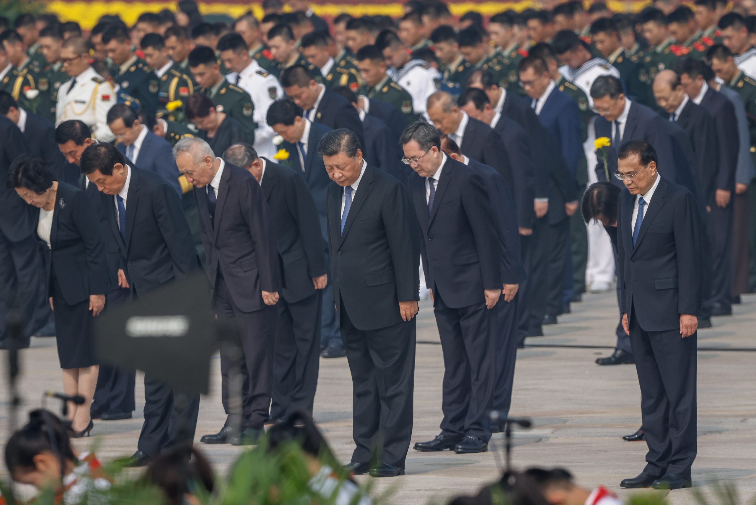 中国国家主席习近平等国家领导人向人民英雄敬献花篮