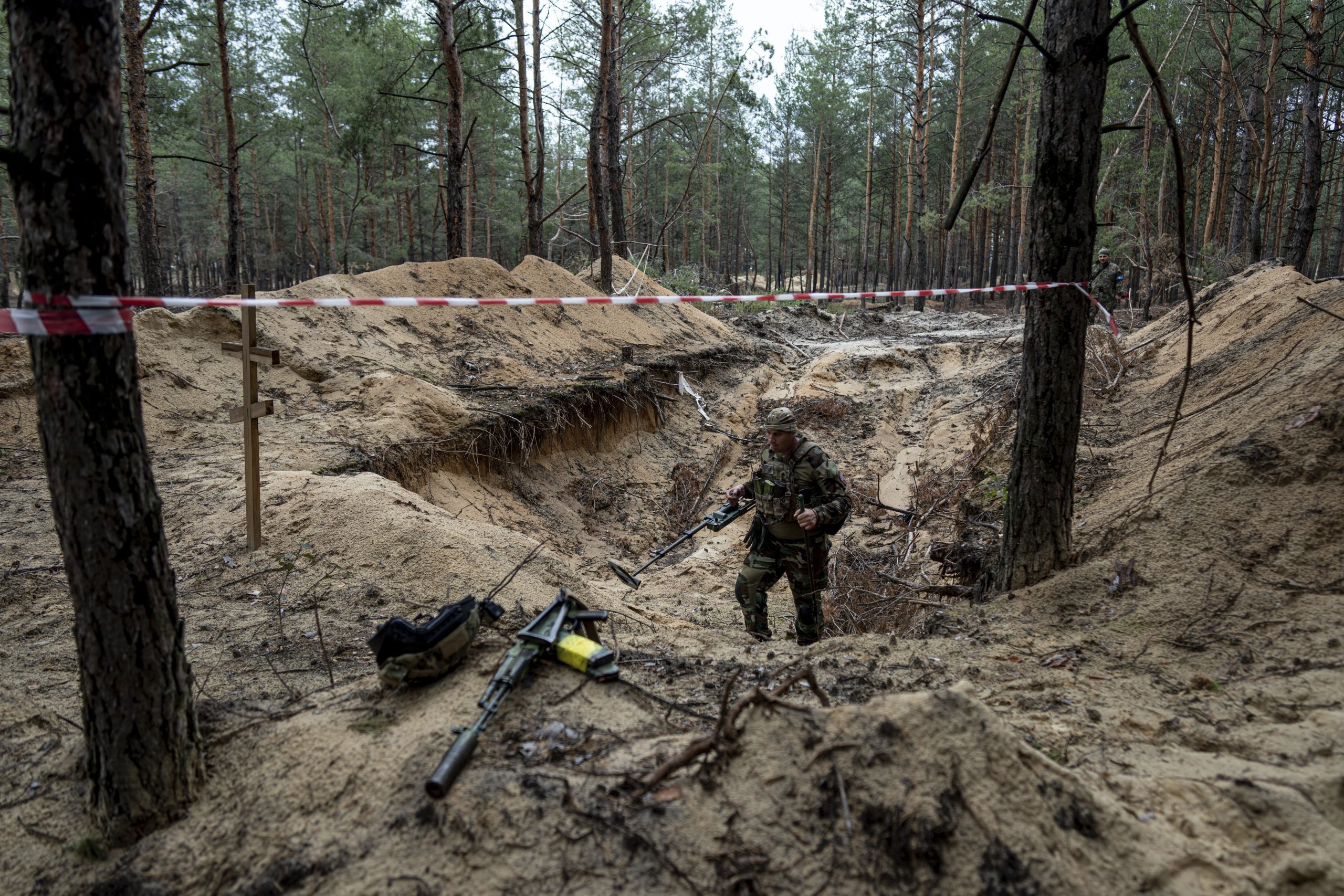乌克兰在伊久姆发现乱葬岗   泽连斯基指责是俄方所为