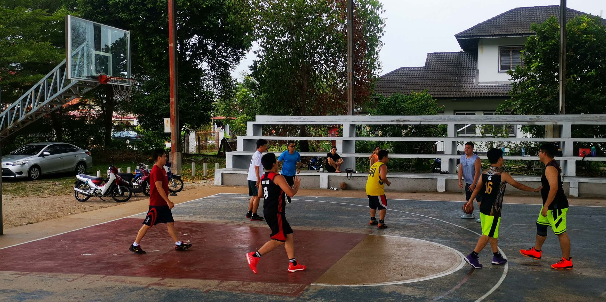 乐活频道 | 篮运带来欢乐成就感　曼绒“篮球教师”乐当使者