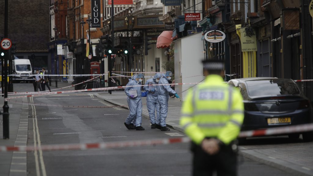 伦敦市中心两警察遭刺伤 警方排除恐袭