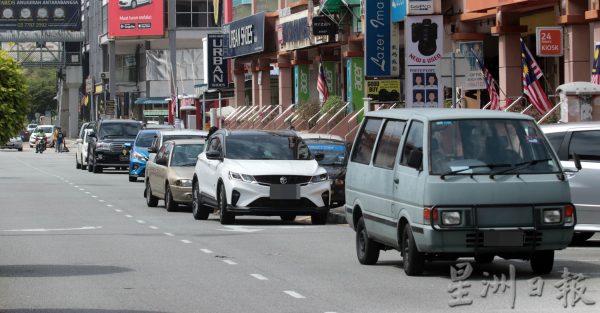 供FB／花城大小事：芙蓉市区双重停车变严重，引发交通问题