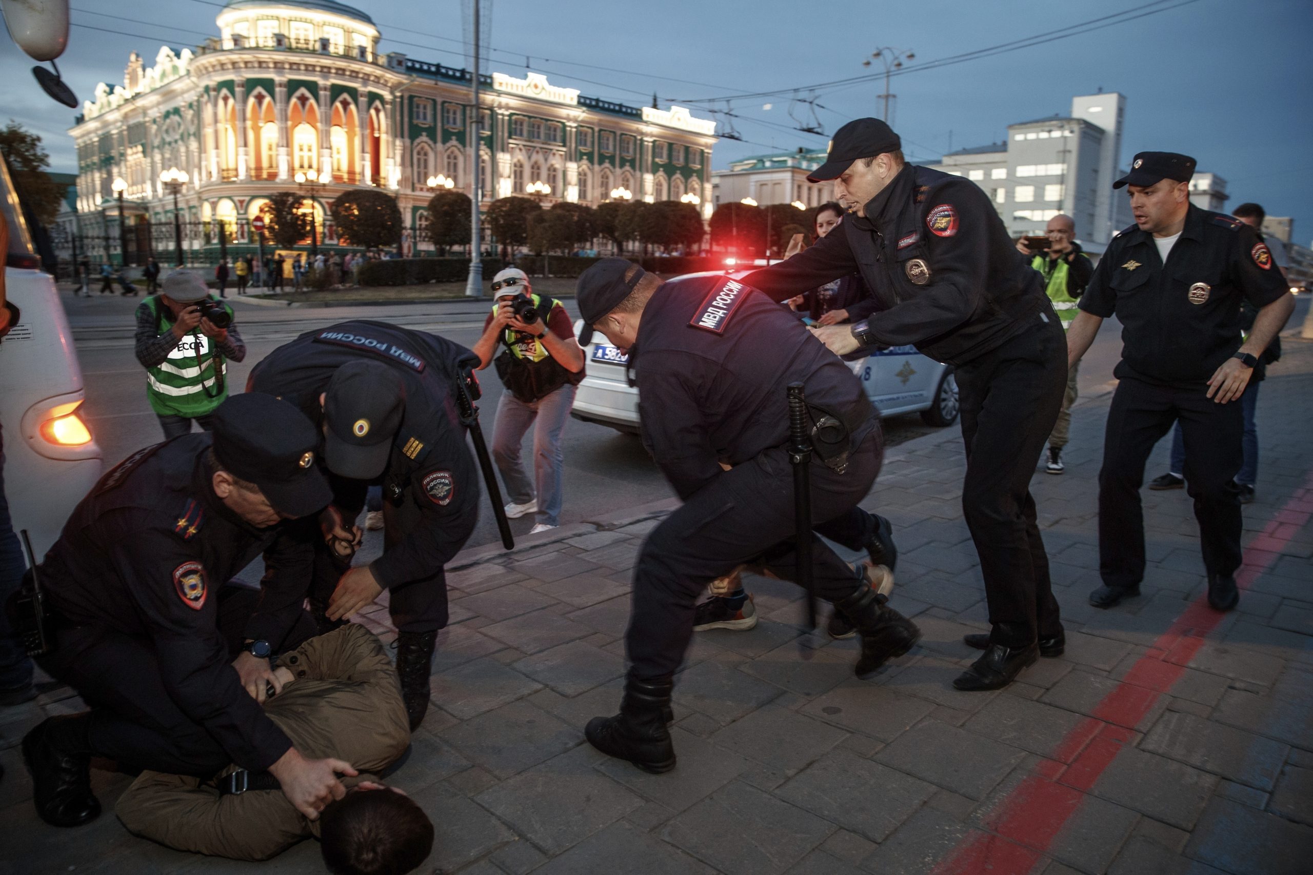 俄爆反动员示威      38城市逾1300人被捕