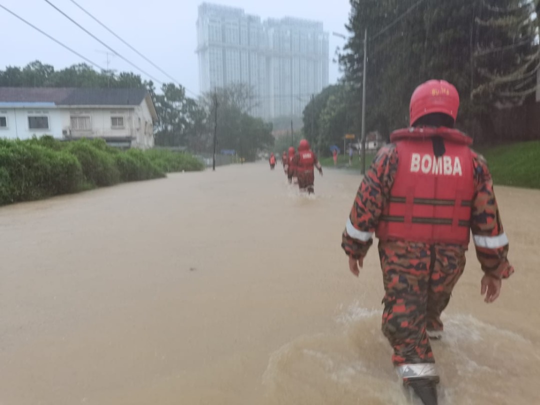 全国：新闻：新山水灾主文：新山区清晨下起大雨，多区发生严重闪电水患