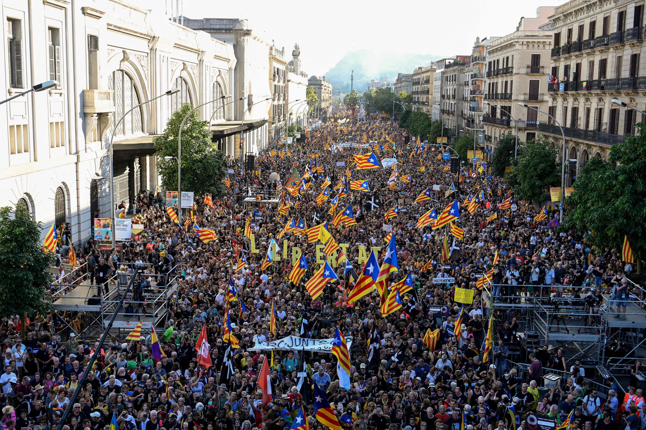加泰罗尼亚15万人集会　争取重启独立运动