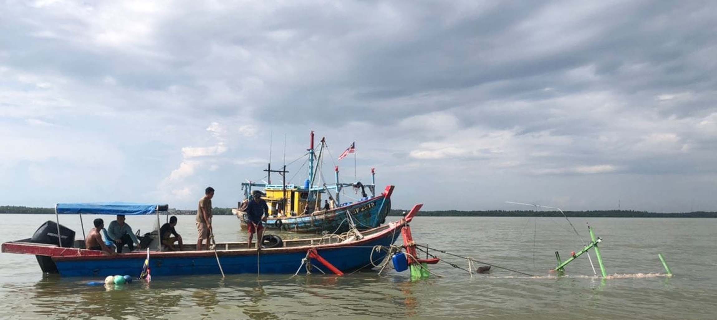 半港渔船沉没两人成功逃生 华裔渔夫尸体寻获 