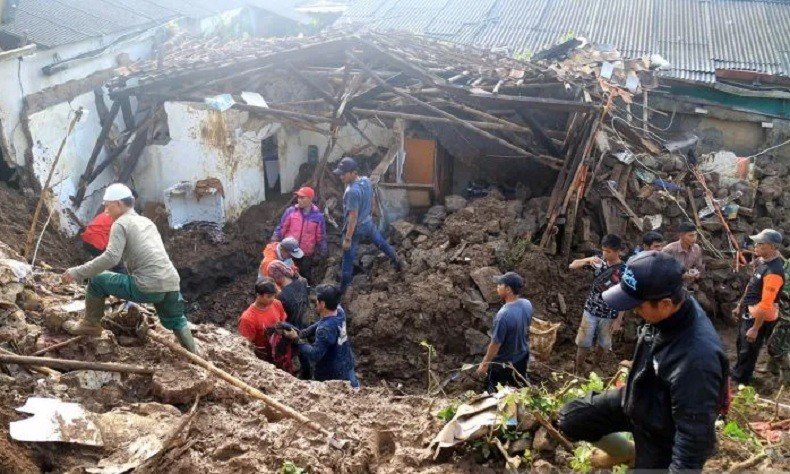 印尼非法金矿暴雨后坍方 约20人被埋至少7死