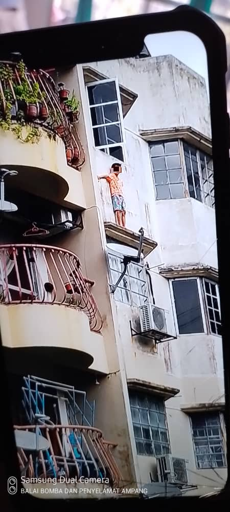 受虐8岁男童爬窗·邻居：为捡绑手束线 非试图逃跑