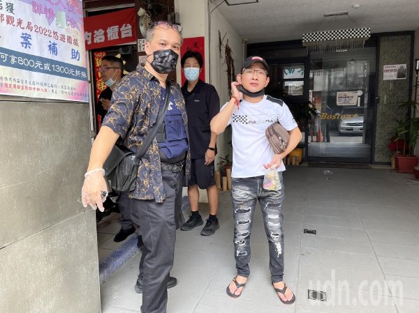 台湾一男子扬言火车站前会有人开枪 警方搜查只见玩具枪