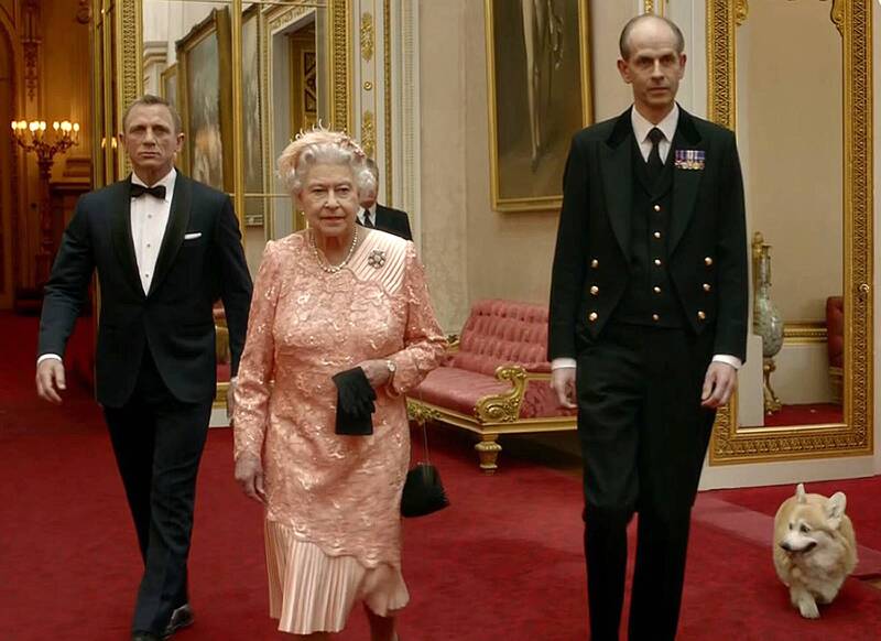 同框007亮相伦敦奥运开幕短片 英女王惊天跳伞成经典	