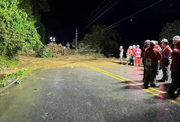 哥斯达黎加多车坠崖 致9死30失踪