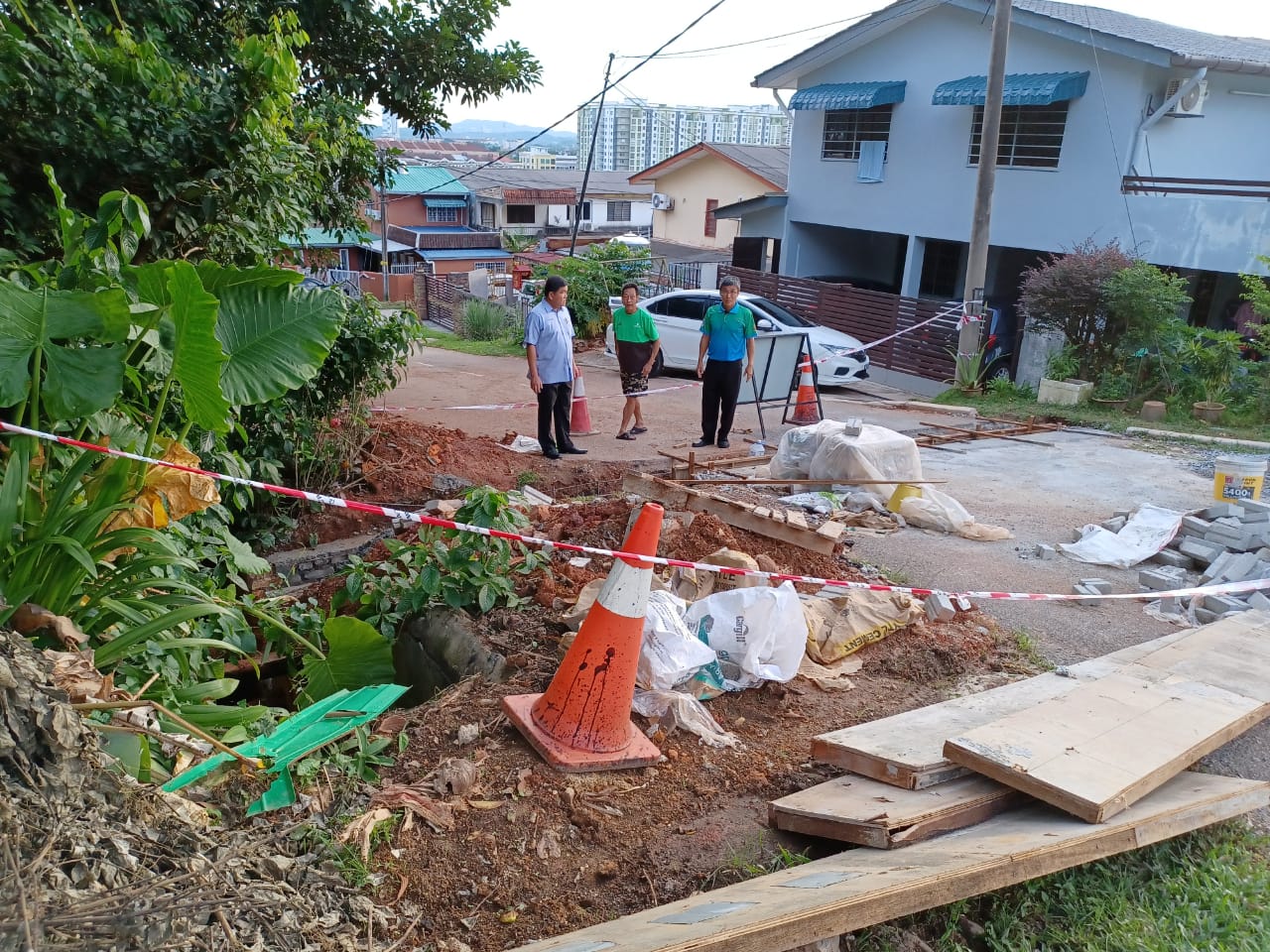 大都会/武吉加影峇鲁花园9路横巷兴建沟渠，防水流和沙石冲入屋