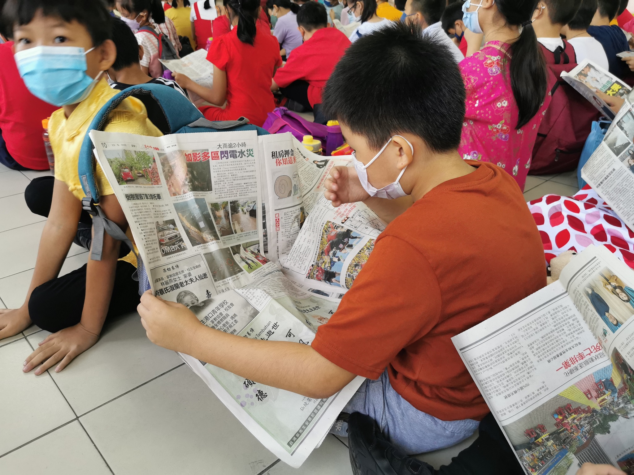 大都会：万津启化华小董事部赞助该校四至六年级学生每日15份《星洲日报》