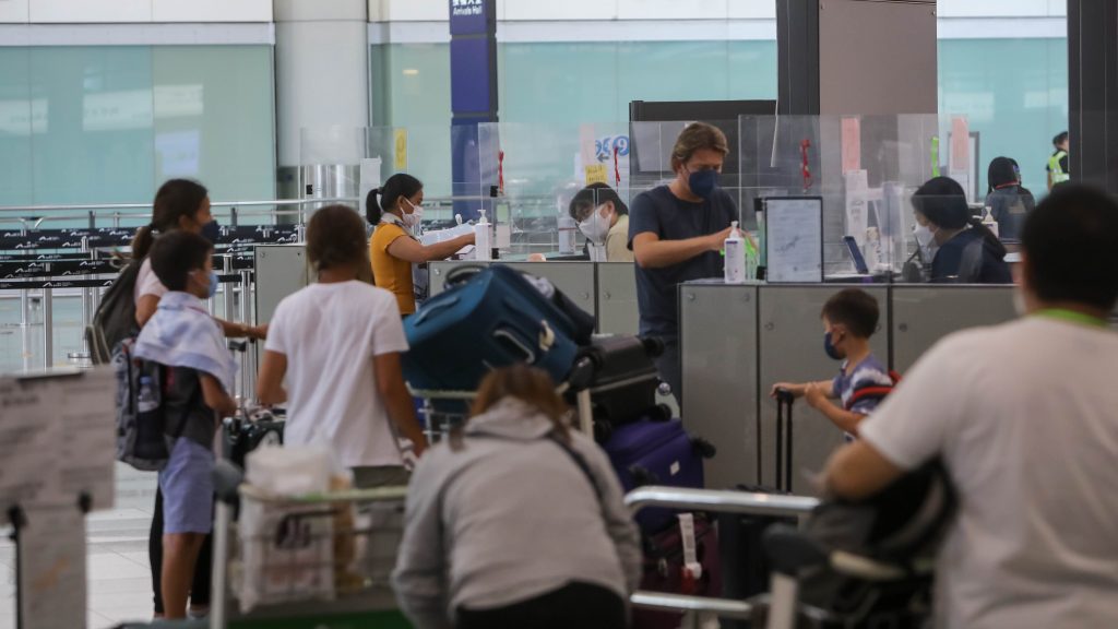 香港入境松绑实施0+3  港机场2年后再现人流