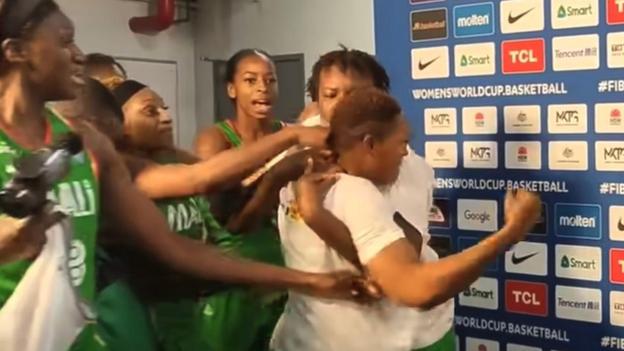 女篮世界杯| 乱入对手访问意外被拍到  马里球员互殴让人傻眼