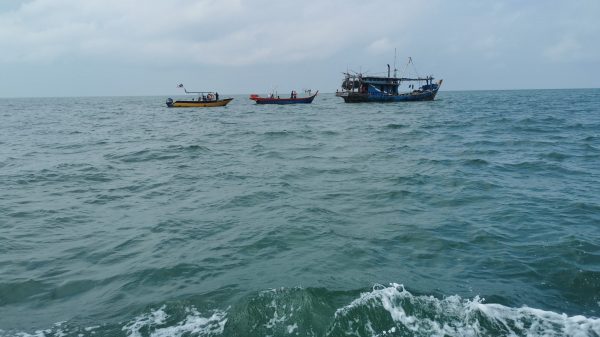 渔船遇大浪袭击翻覆沉没 2华裔男子失踪